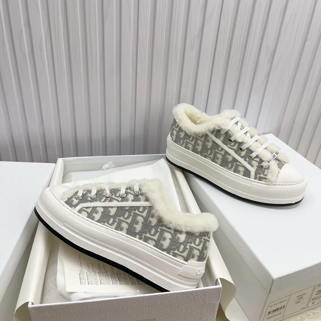 👟👟Ex-factory price 560👟👟 Ready-made high-quality Dior thick-soled sneakers with fully embroidered iconic patterns👟👟 ♦️Top quality in the market🎗Breaking hot item in foreign counters🎗Non-common imitation version in the market🎗🔳The fabric is made of Italian🇮🇹imported fabrics❗️Embroidered upper, original mold injection Logo frosted five-pointed star outsole🔳Inner wool injection molding mold Logo foam feet Code number: 35 to 41. 40 41 custom-made wool